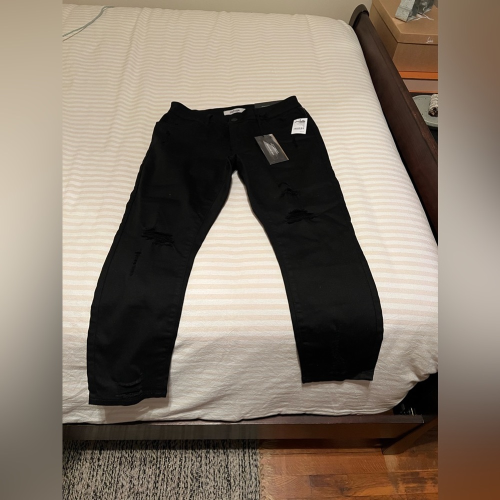 NEW WITH TAG | Women’s Black Refuge Crop Boyfriend Black Jeans - Size 8
